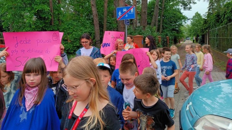 Uczniowie SP nr 34 w Bydgoszczy wyszli na uliczki wokół szkoły. Tym samym zwracali uwagę na swoje bezpieczeństwo/fot: Monika Siwak