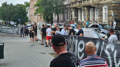 Milczący protest przed komendą policji w Inowrocławiu/fot. Tomasz Więcławski, PAP