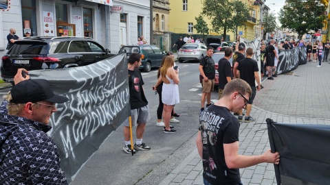 Milczący protest przed komendą policji w Inowrocławiu/fot. Tomasz Więcławski, PAP