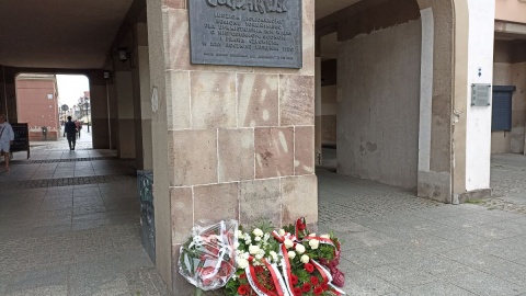 W Toruniu złożono kwiaty pod tablicą NSZZ Solidarność przy ul. Piekary/fot. Monika Kaczyńska