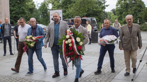W Toruniu złożono kwiaty pod tablicą NSZZ Solidarność przy ul. Piekary/fot. Mikołaj Kuras dla UMWK-P
