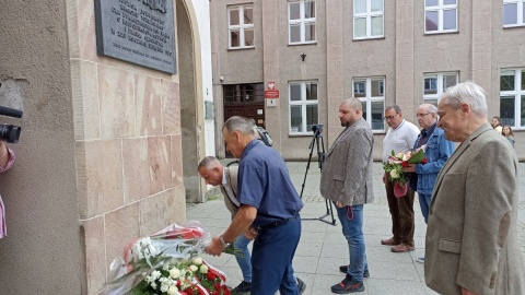 W Toruniu złożono kwiaty pod tablicą NSZZ Solidarność przy ul. Piekary/fot. Monika Kaczyńska