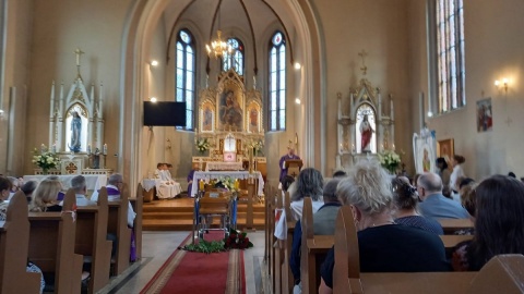 Rozpoczęły się uroczystości pogrzebowe ks. Macieja Chmielewskiego w kościele parafialnym św. Jakuba Mniejszego Apostoła w Dąbrówce Nowej /fot. Ewa Dąbrowska