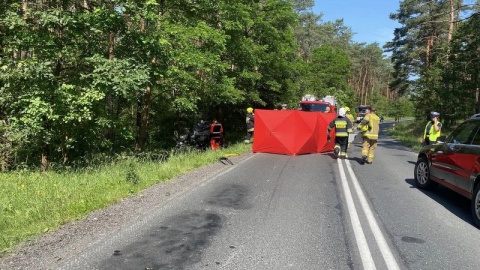 Trwa prokuratorskie śledztwo w sprawie tragicznego wypadku w miejscowości Kąpie w powiecie żnińskim, w którym zginął 30-letni policjant z Tucholi/fot. OSP Łabiszyn