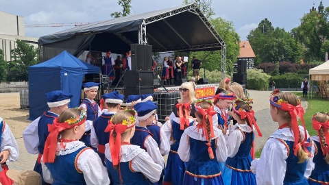 Tuż przed wyjazdem Zespół Pieśni i Tańca, również grupy dziecięce, występowały podczas Jarmarku Świętojańskiego w Bydgoszczy/fot. Magdalena Gill, Archiwum