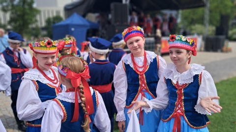Tuż przed wyjazdem Zespół Pieśni i Tańca, również grupy dziecięce, występowały podczas Jarmarku Świętojańskiego w Bydgoszczy/fot. Magdalena Gill