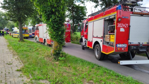 Na miejscu pracowało pięć zastępów straży pożarnej, policja i pogotowie ratunkowe/fot. OSP Dobrcz, Facebook