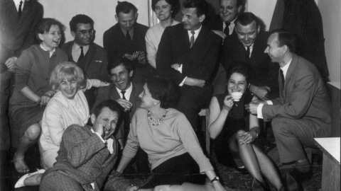 Zespół Gazety Białostockiej, lata 60. Edward Redliński siedzi w środkowym rzędzie, drugi od lewej/fot. Zdzisław Zaremba