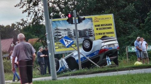 Do wypadku samochodu osobowego i radiowozu doszło w niedzielę po południu na skrzyżowaniu ulic Kniaziewicza i Andersa w Toruniu/fot. nadesłane