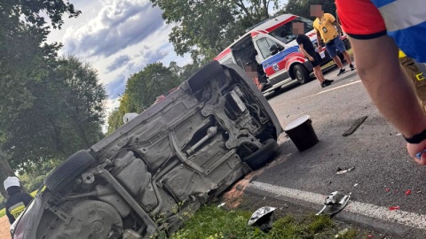 W środę (17 lipca), kilka minut przed 15:00 na drodze krajowej numer 15 w miejscowości Małki doszło do zdarzenia drogowego, w którym udział brało 5 samochodów/fot. Policja