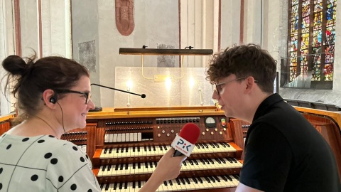 Iwona Muszytowska-Rzeszotek rozmawia z dyrektorem Świętojańskiego Festiwalu Organowego, Pawłem Głowińskim/fot. Świętojański Festiwal Organowy, Facebook