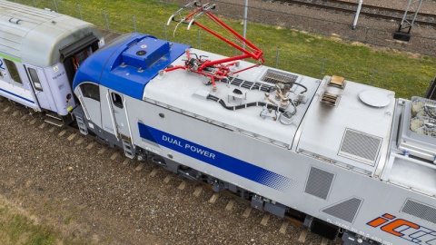 Bydgoska Pesa rozpoczęła ostatnie testy prototypu lokomotywy dwunapędowej Gama 111DE, która jest zasilana silnikiem elektrycznym i spalinowym/fot. Pesa/nadesłane