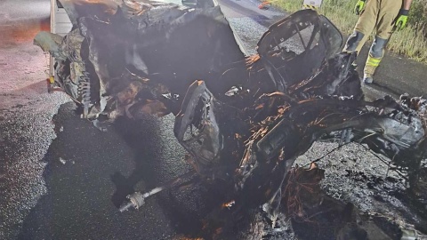 Samochód osobowy uderzył w drzewo i stanął w płomieniach. Tragedia w Raciniewie/fot. OSP Uniejów