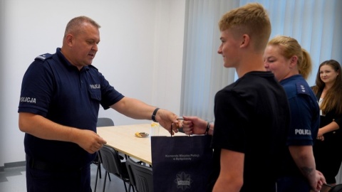 14-latek Kajetan otrzymał podziękowania z rąk bydgoskich policjantów za uratowanie życia 20-latkowi, który tonął w jeziorze niedaleko miejscowości Czarże/fot: KMP w Bydgoszczy