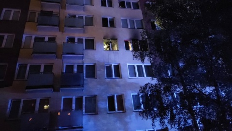 Pożar wybuchł w środę wieczorem na trzecim piętrze wieżowca przy ul. Słowackiego w Toruniu/fot. KMPSP Toruń/Facebook