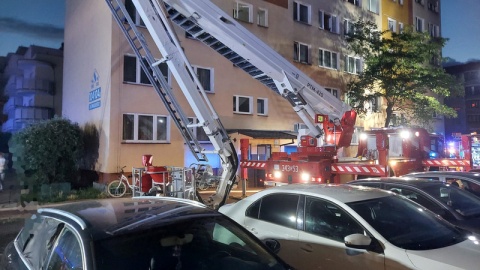 Pożar wybuchł w środę wieczorem na trzecim piętrze wieżowca przy ul. Słowackiego w Toruniu/fot. KMPSP Toruń/Facebook