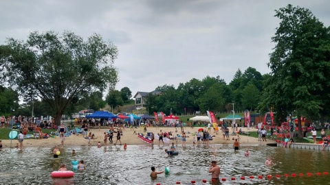 Mieszkańcy i turyści wypełnili plażę przy jeziorze Wierzchucińskim przy okazji otwarcia nowego kąpieliska/fot: Elżbieta Rupniewska