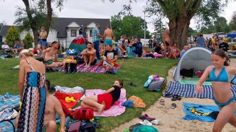 Mieszkańcy i turyści wypełnili plażę przy jeziorze Wierzchucińskim przy okazji otwarcia nowego kąpieliska/fot: Elżbieta Rupniewska