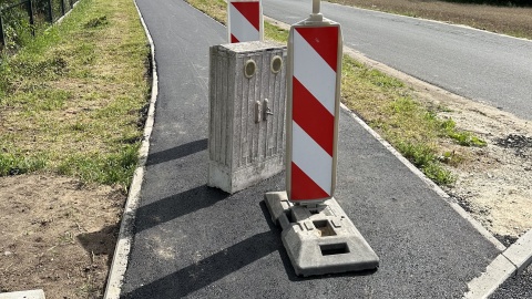 Skrzynka elektryczna na środku drogi rowerowej zwróciła uwagę nie tylko mieszkańców Nekli/fot: Tomasz Kaźmierski