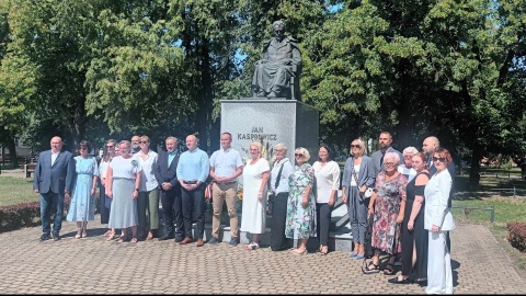 1 sierpnia mija 98 rocznica śmierci Jana Kasprowicza. Z tej okazji pod pomnikiem poety w Inowrocławiu spotkali się między innymi przedstawiciele władz samorządowych i różnych instytucji/fot. Marcin Glapiak