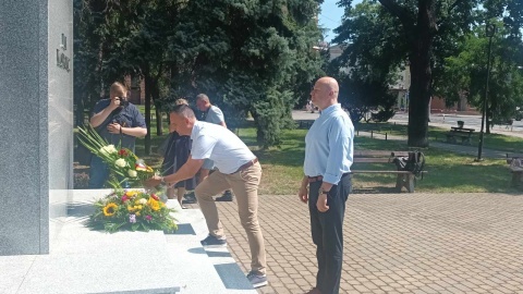 1 sierpnia mija 98 rocznica śmierci Jana Kasprowicza. Z tej okazji pod pomnikiem poety w Inowrocławiu spotkali się między innymi przedstawiciele władz samorządowych i różnych instytucji/fot. Marcin Glapiak