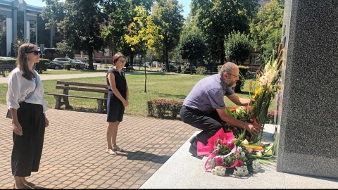1 sierpnia mija 98 rocznica śmierci Jana Kasprowicza. Z tej okazji pod pomnikiem poety w Inowrocławiu spotkali się między innymi przedstawiciele władz samorządowych i różnych instytucji/fot. Marcin Glapiak