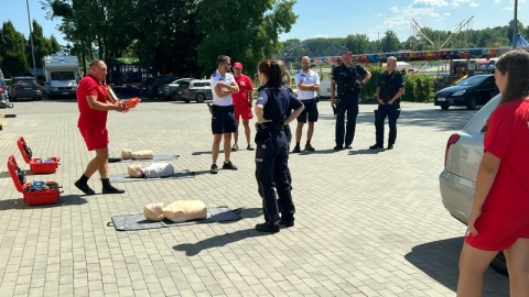 Toruńscy policjanci szkolili się, jak bezpiecznie i skutecznie ratować tonących/fot. KMP Toruń