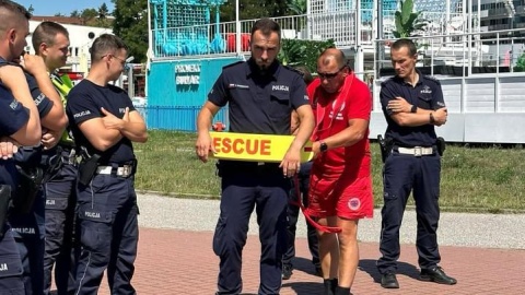 Toruńscy policjanci szkolili się, jak bezpiecznie i skutecznie ratować tonących/fot. KMP Toruń