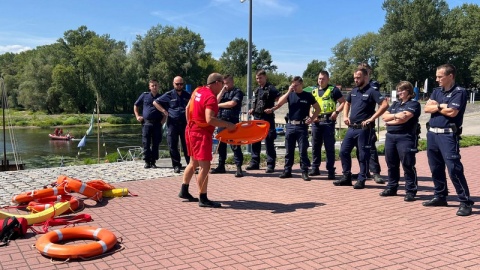 Toruńscy policjanci szkolili się, jak bezpiecznie i skutecznie ratować tonących/fot. KMP Toruń