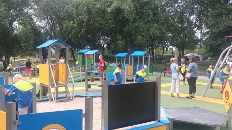 Na otwarcie placu zabaw w Inowrocławiu wybrały się m.in. dzieci z pobliskiego przedszkola/fot: Marcin Glapiak