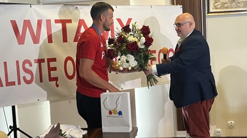 Brązowy medalista z Paryża Mateusz Biskup został hucznie przywitany w Bydgoszczy/fot: Patryk Głowacki