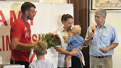 Brązowy medalista z Paryża Mateusz Biskup został hucznie przywitany w Bydgoszczy/fot: Patryk Głowacki