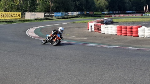 8-latkowie ścigają się na minimotorach z prędkością 90 km/h. Na bydgoskim Kartodromie Mistrzostwa i Puchar Polski Pit Bike, czyli mniejszych wersjach zawodowych motocykli/fot. Damian Klich