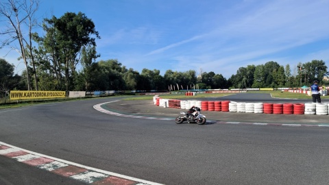 8-latkowie ścigają się na minimotorach z prędkością 90 km/h. Na bydgoskim Kartodromie Mistrzostwa i Puchar Polski Pit Bike, czyli mniejszych wersjach zawodowych motocykli/fot. Damian Klich