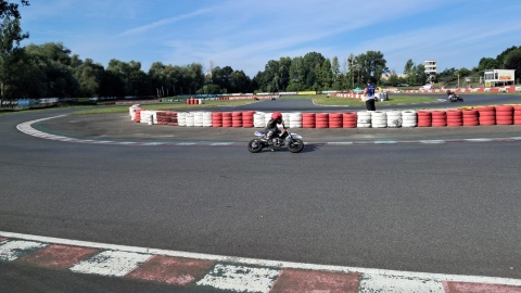 8-latkowie ścigają się na minimotorach z prędkością 90 km/h. Na bydgoskim Kartodromie Mistrzostwa i Puchar Polski Pit Bike, czyli mniejszych wersjach zawodowych motocykli/fot. Damian Klich