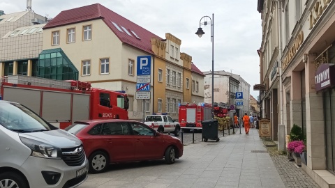 Bydgoscy strażacy ewakuowali część mieszkańców. Z jednej ze ścian sąsiedniej kamienicy wypadają cegły /Fot. Kamil Bździan