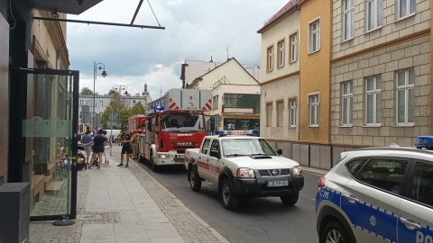 Bydgoscy strażacy ewakuowali część mieszkańców. Z jednej ze ścian sąsiedniej kamienicy wypadają cegły /Fot. Kamil Bździan
