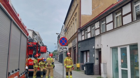 Bydgoscy strażacy ewakuowali część mieszkańców. Z jednej ze ścian sąsiedniej kamienicy wypadają cegły /Fot. Kamil Bździan