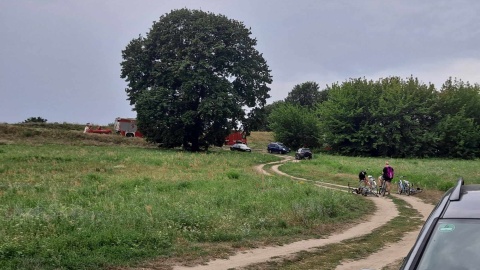 Strażacy próbują wyciągnąć auto, które wpadło do Wisły w okolicach Małej Nieszawki/fot: Katarzyna Moszczyńska