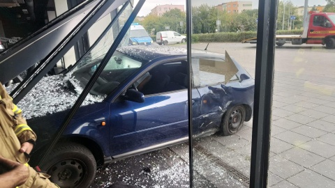 Wystrzeliła opona, kierowca stracił panowanie nad kierownicą i uderzył w budynek Areny Toruń/fot. KM PSP Toruń/Facebook