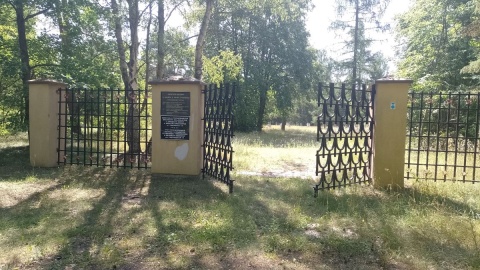 Wejście na cmentarz, na którym pochowano zmarłych w Stalagu XX A/fot. Michał Zaręba