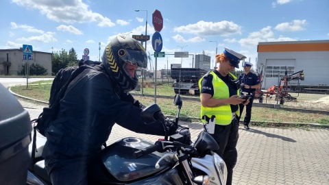 W Bydgoszczy i powiecie trwają wzmożone kontrole policji. Motocyklowe patrole mierzą prędkość stojąc w wyznaczonych miejscach, funkcjonariuszy na dwóch kółkach możecie też spotkać na trasie/fot. Tatiana Adonis