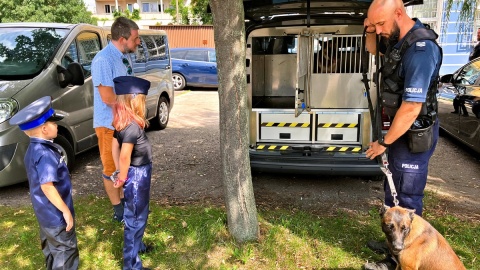 7-letni Lucjan, którego życie od samego początku jest związane z policją, odwiedził toruńską komendę/fot. KMP Toruń