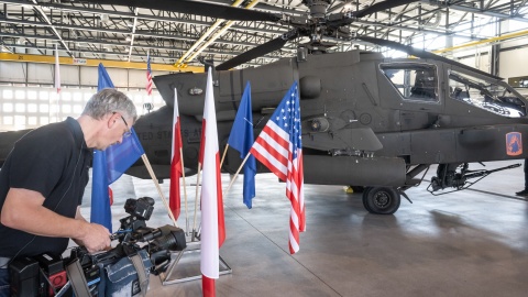 Prezentacja bojowego śmigłowca Apache w Inowrocławiu. Polska podpisała umowę na zakup tych maszyn/fot. PAP/Tytus Żmijewski