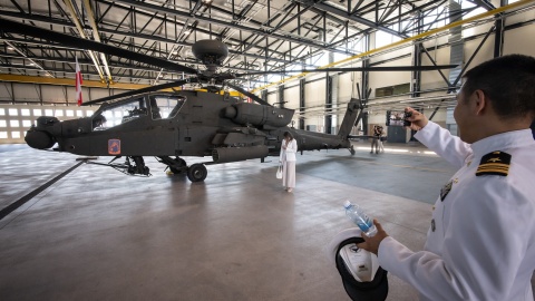 Prezentacja bojowego śmigłowca Apache w Inowrocławiu. Polska podpisała umowę na zakup tych maszyn/fot. PAP/Tytus Żmijewski