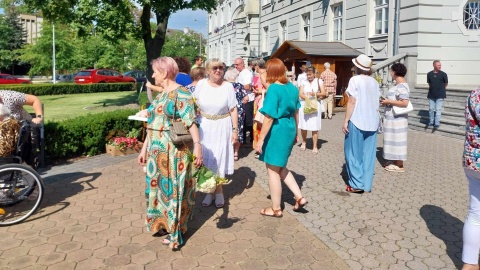 Kolorowy kiermasz przy bydgoskiej Bazylice ma wspomóc budowę baru socjalnego/fot: Jolanta Fischer