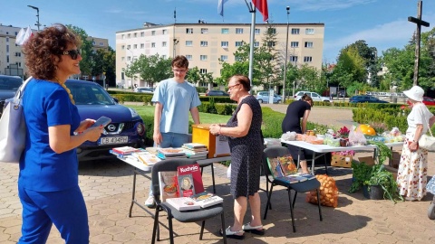 Kolorowy kiermasz przy bydgoskiej Bazylice ma wspomóc budowę baru socjalnego/fot: Jolanta Fischer