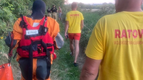 Strażacy i policjanci brali udział w akcji poszukiwawczej mężczyzny, który wpadł do wody w Strzelcach Dolnych/Fot. Facebook, WOPR Województwa Kujawsko-Pomorskiego