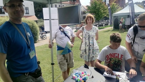 Uczestnicy pikniku na bydgoskiej Wyspie Młyńskiej mogli zobaczyć, jak wyglądało rozszyfrowanie Enigmy i spróbować swoich sił w pisaniu alfabetem Braille