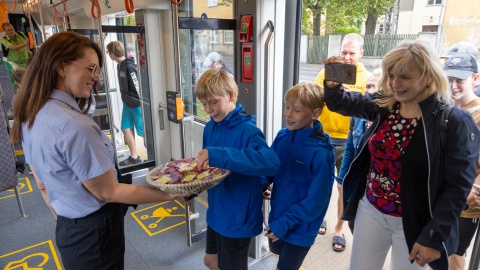 Tramwaj bydgoskiej PESY rozwiózł pierwszych pasażerów po ulicach Tallinna/fot: PESA